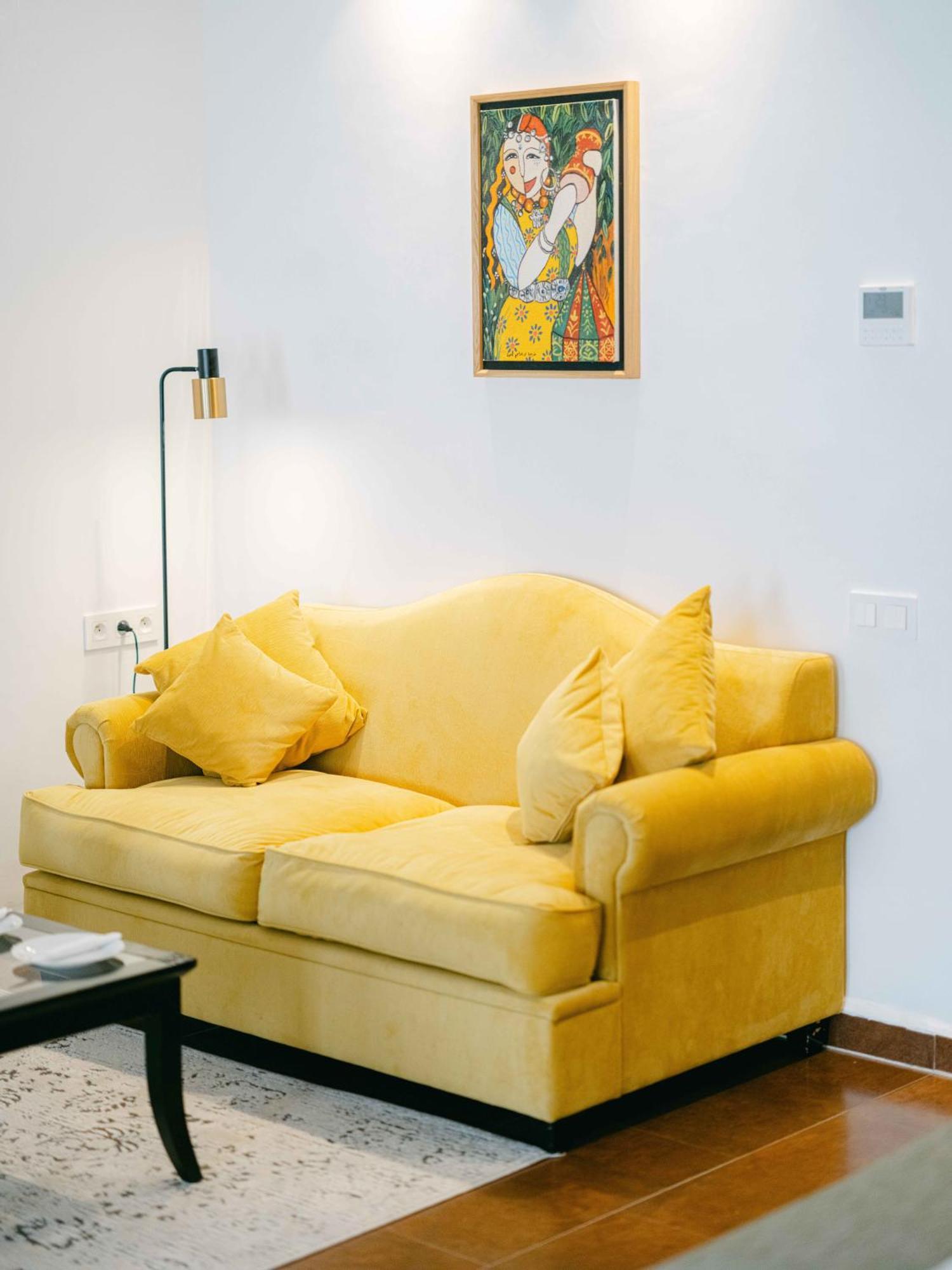 티키다 골프 팰리스 렐레 앤 샤토 호텔 아가디르 외부 사진 A yellow sofa
