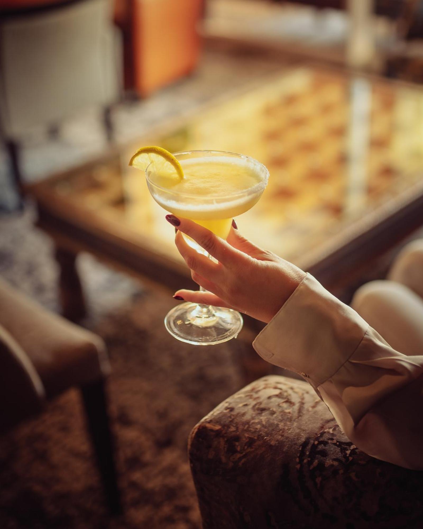 티키다 골프 팰리스 렐레 앤 샤토 호텔 아가디르 외부 사진 A woman holding a margarita
