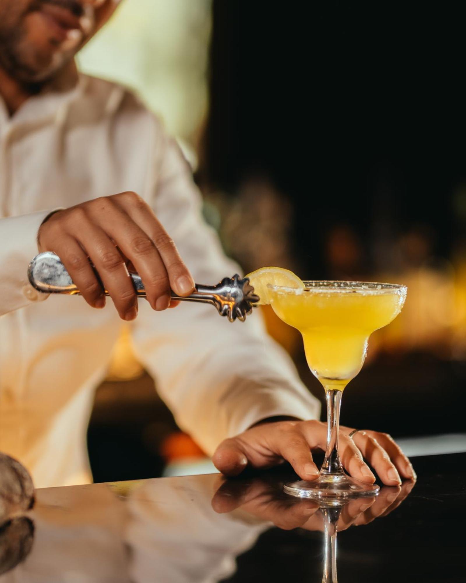 티키다 골프 팰리스 렐레 앤 샤토 호텔 아가디르 외부 사진 A margarita being garnished with a lime